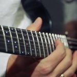 Samsung เปิดตัว Smart Guitar ให้มือใหม่หัดเล่นกีตาร์ได้ง่ายขึ้น